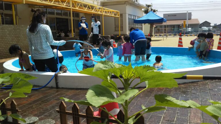 済美幼稚園日記 6月29日 バタ足がんばれ 英語カラー 硬筆も「とめ、はね はらい」 練習たぷたぷ音頭 園長先生