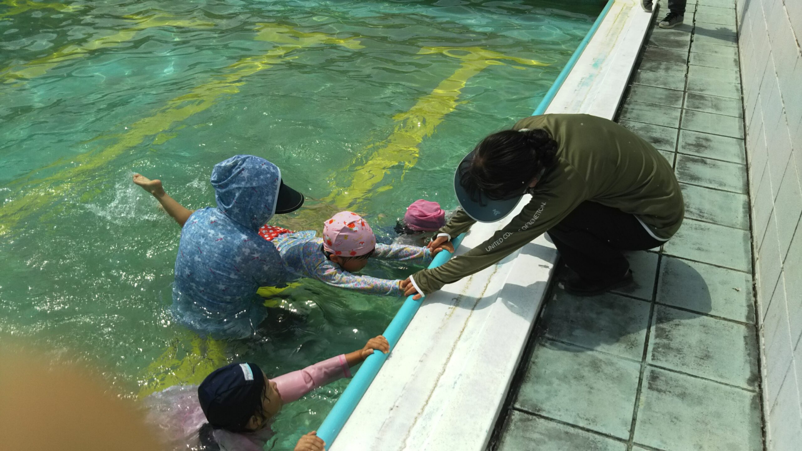 済美幼稚園日記 6月29日 バタ足がんばれ 英語カラー 硬筆も「とめ、はね はらい」 練習たぷたぷ音頭 園長先生