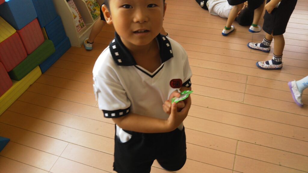 済美幼稚園日記 6月29日 バタ足がんばれ 英語カラー 硬筆も「とめ、はね はらい」 練習たぷたぷ音頭 園長先生