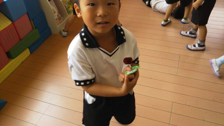 済美幼稚園日記 6月29日 バタ足がんばれ 英語カラー 硬筆も「とめ、はね はらい」 練習たぷたぷ音頭 園長先生